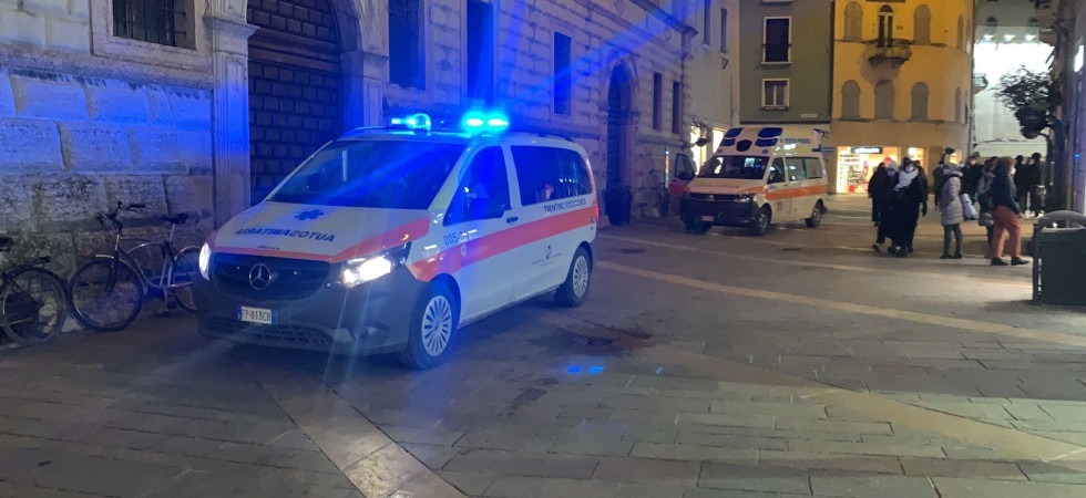 Pugni, calci e insulti dentro un negozio del centro